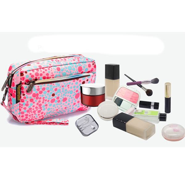 What do you put in a cosmetic bag?